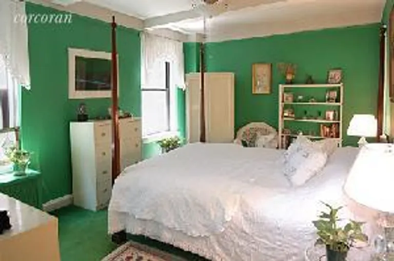 New York City Real Estate | View 18 West 70th Street, 2D | room 1 | View 2