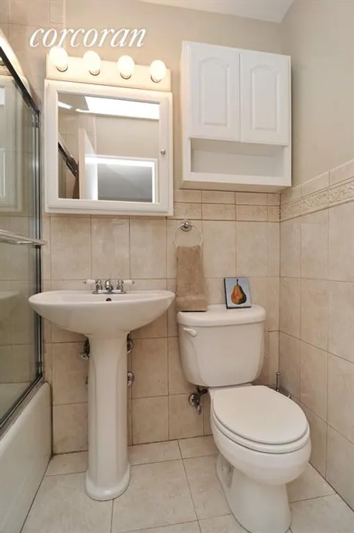 New York City Real Estate | View 399 East 72nd Street, 15G | Master Bathroom | View 4