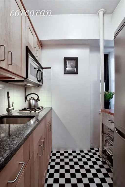 New York City Real Estate | View 200 West 20th Street, 1001 | Kitchen | View 3