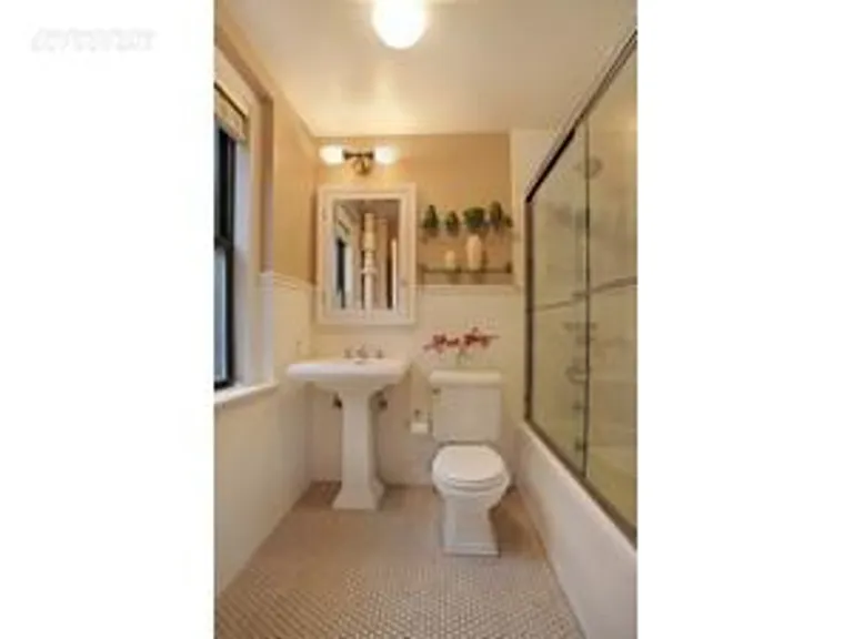New York City Real Estate | View 140 East 28th Street, 6H | Second Bathroom | View 5