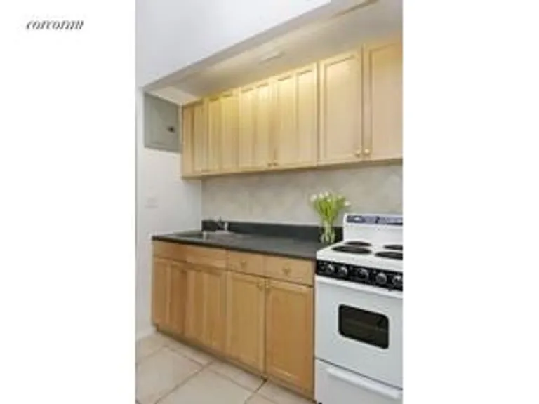 New York City Real Estate | View 23 Waverly Place, 4Y | room 3 | View 4