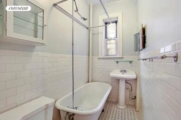 New York City Real Estate | View 81 Columbia Heights, 43 | BATHROOM | View 4