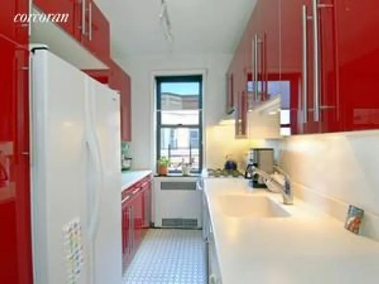 New York City Real Estate | View 385 East 18th Street, 6B | Beautiful and functional reno'd kitchen | View 3