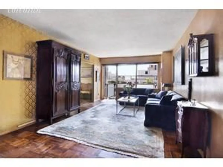 New York City Real Estate | View 250 East 87th Street, 21H | 2 Beds, 1 Bath | View 1