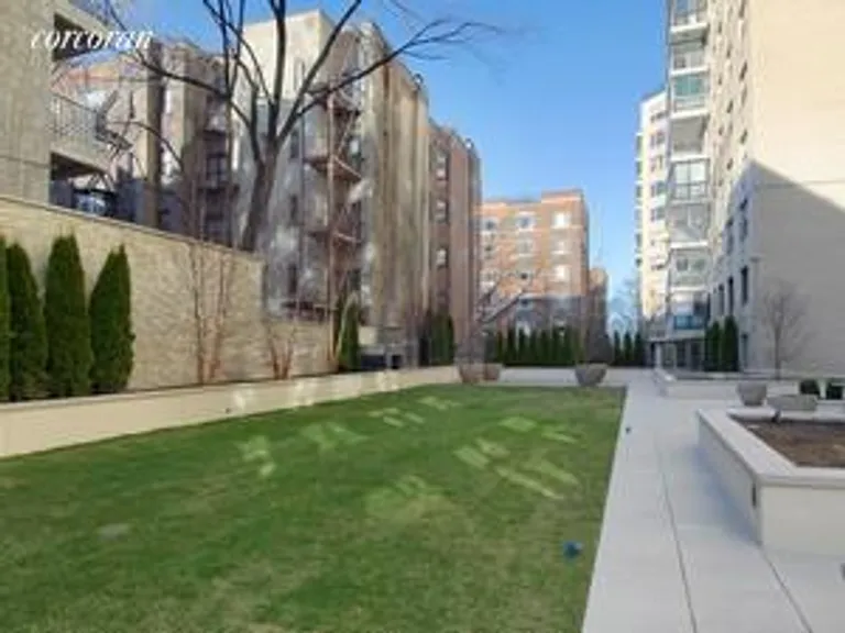 New York City Real Estate | View 180 East End Avenue, 3H | Backyard | View 2