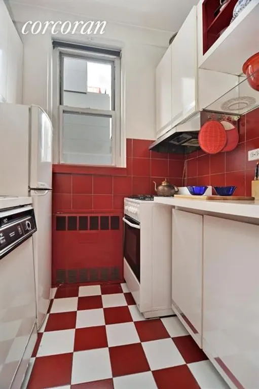 New York City Real Estate | View 209 East 56th Street, PHT | WIndowed Kitchen | View 5