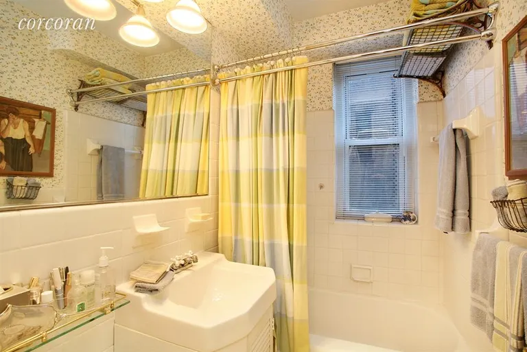 New York City Real Estate | View 80 East End Avenue, 6J | Windowed Bathroom | View 6