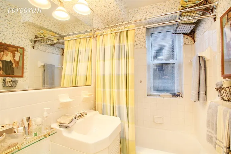 New York City Real Estate | View 80 East End Avenue, 6J | Bathroom | View 16