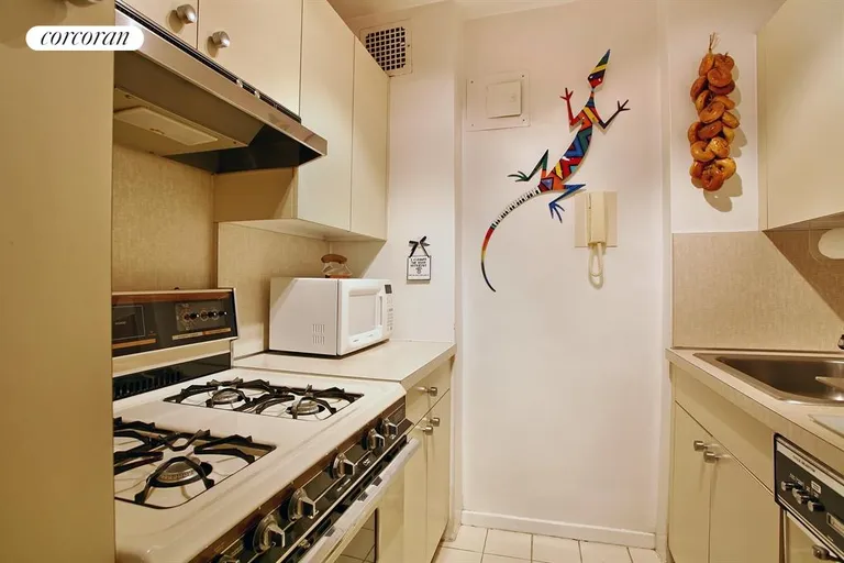 New York City Real Estate | View 201 East 66th Street, 4G | Kitchen | View 4