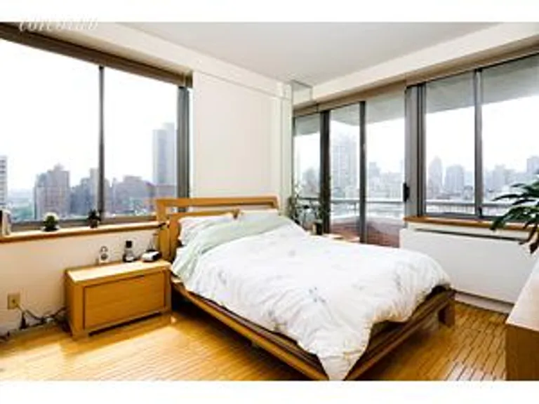 New York City Real Estate | View 401 East 84th Street, 15A | room 2 | View 3
