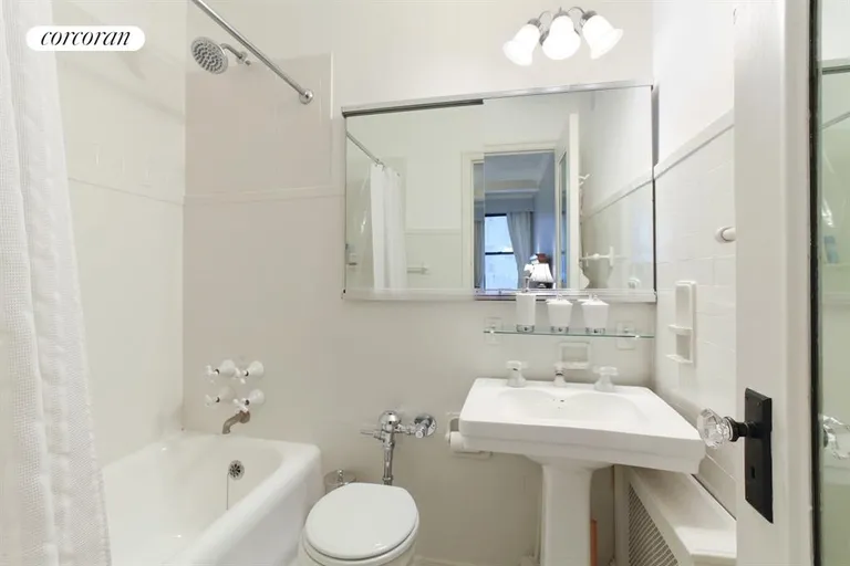 New York City Real Estate | View 225 Central Park West, 621 | Bathroom | View 10