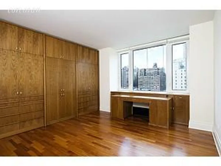 New York City Real Estate | View 300 East 77th Street, 9C | room 1 | View 2
