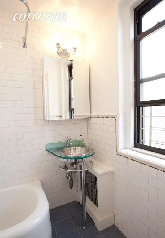 New York City Real Estate | View 333 East 53rd Street, 9BC | Windowed Full Bathroom | View 7