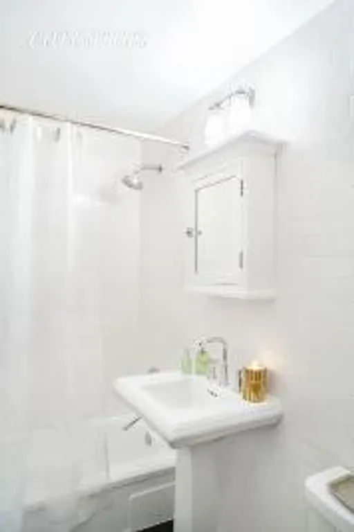 New York City Real Estate | View 212 East 70th Street, 2D | room 2 | View 3