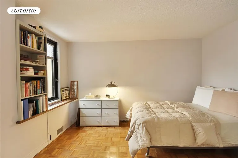 New York City Real Estate | View 531 Main Street, 928 | Sleeping Alcove | View 5
