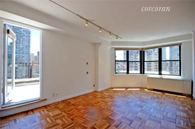 New York City Real Estate | View 200 East 74th Street, 14A | room 1 | View 2