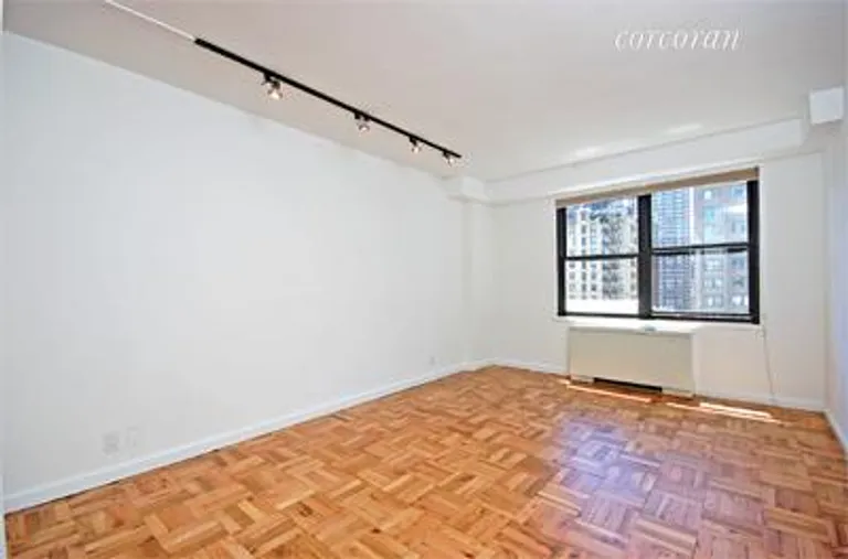 New York City Real Estate | View 200 East 74th Street, 14A | room 2 | View 3