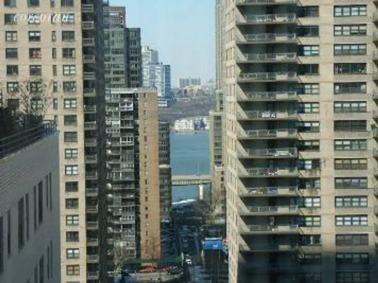 New York City Real Estate | View 130 West 67th Street, 17G | room 1 | View 2