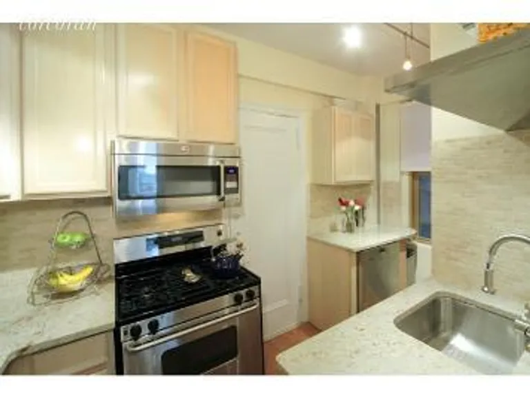 New York City Real Estate | View 11 West 69th Street, 2B | room 2 | View 3