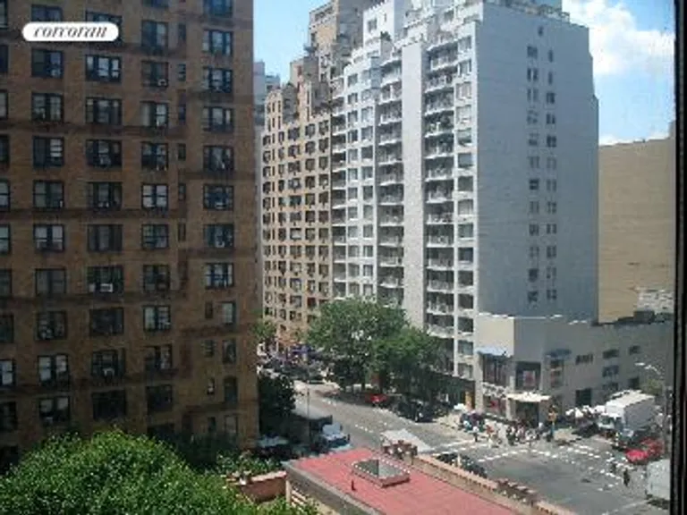 New York City Real Estate | View 200 East 69th Street, 8J | room 2 | View 3