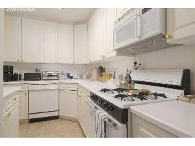 New York City Real Estate | View 215 East 80th Street, 6H | room 2 | View 3