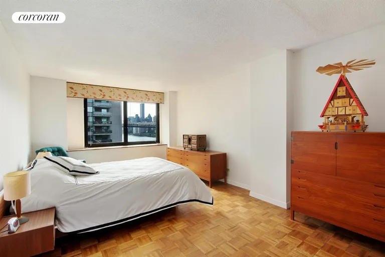 New York City Real Estate | View 531 Main Street, 1012 | Master Bedroom with ensuite | View 4
