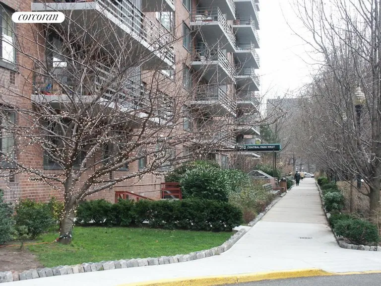 New York City Real Estate | View 392 Central Park West, 19Y | South Walkway | View 6