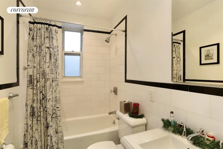 New York City Real Estate | View 25 Fifth Avenue, 6G | Windowed Bathroom | View 4