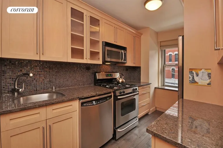 New York City Real Estate | View 650 Park Avenue, 3E | Beautiful Modern Kitchen | View 7