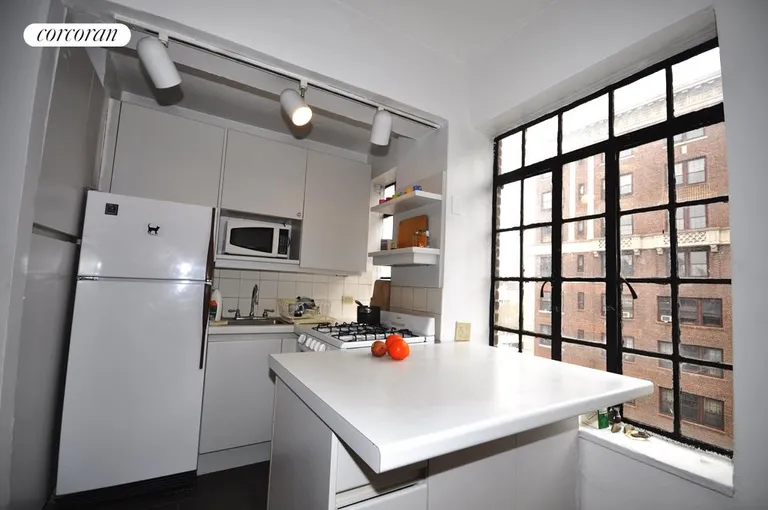 New York City Real Estate | View 25 Monroe Place, 9B | room 1 | View 2
