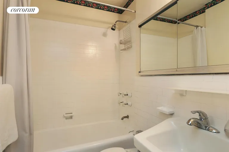 New York City Real Estate | View 230 Central Park West, 8I | Bathroom | View 5