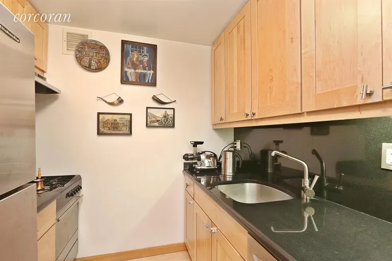 New York City Real Estate | View 205 East 68th Street, TH6B | Kitchen | View 3