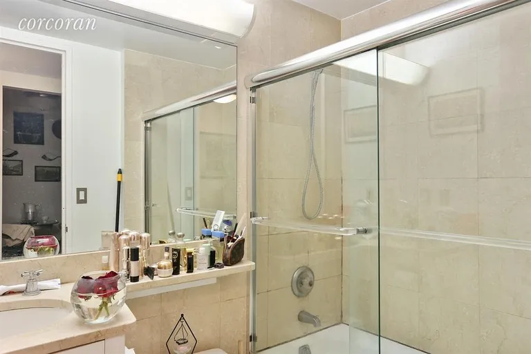 New York City Real Estate | View 205 East 68th Street, TH6B | Bathroom | View 4
