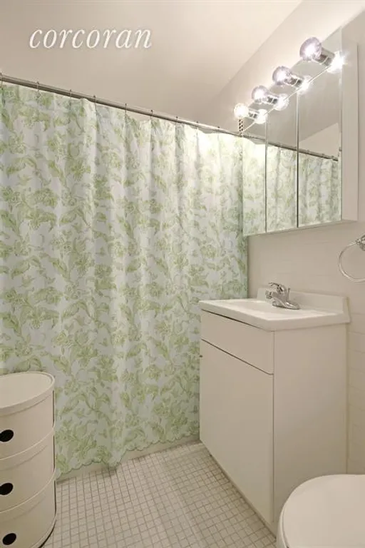New York City Real Estate | View 201 East 66th Street, 10D | Bathroom | View 4