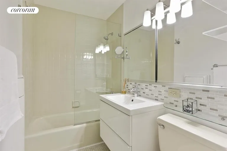 New York City Real Estate | View 531 Main Street, 324 | Full Bathroom | View 8