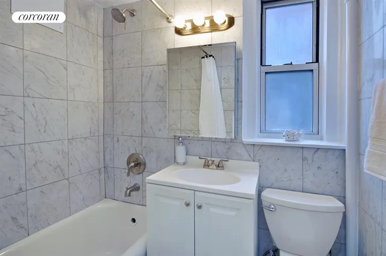 New York City Real Estate | View 333 East 43rd Street, 816 | Bathroom | View 6