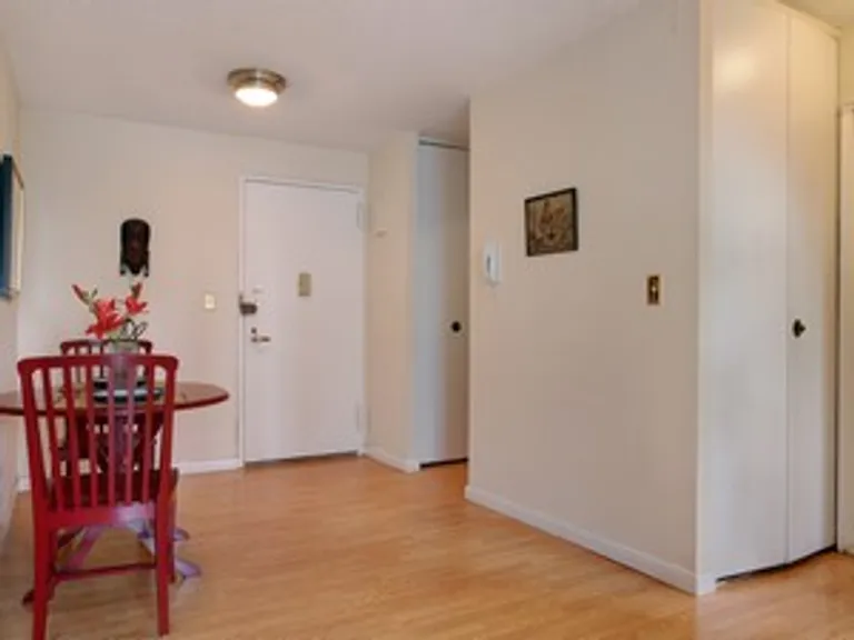 New York City Real Estate | View 301 East 79th Street, 19R | Dining Area in Entrance | View 4