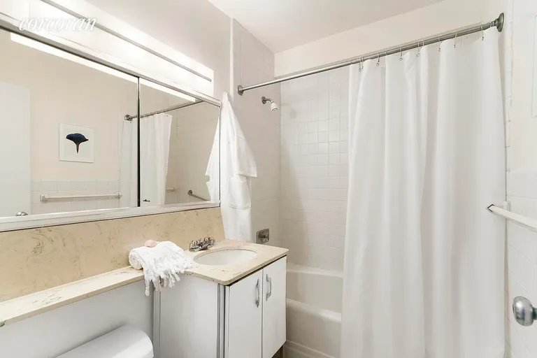 New York City Real Estate | View 20 East 9th Street, 23E | En-suite with bathtub | View 6