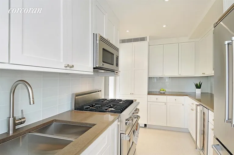 New York City Real Estate | View 200 East 66th Street, D8-04 | Kitchen | View 5