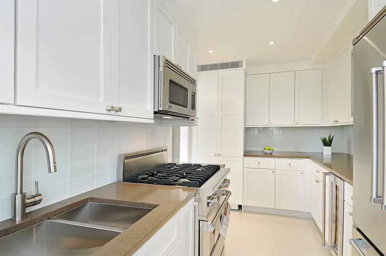 New York City Real Estate | View 200 East 66th Street, D8-04 | Kitchen | View 10