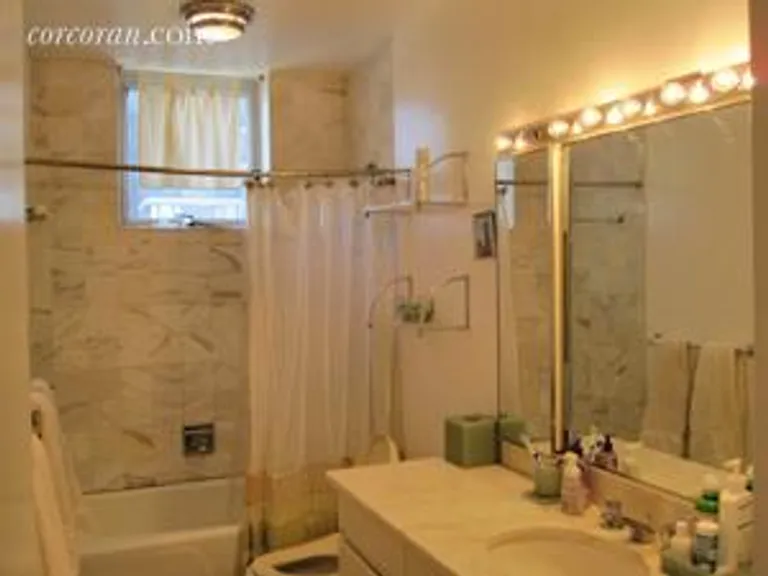 New York City Real Estate | View 420 East 58th Street, 21B | Bathroom | View 4