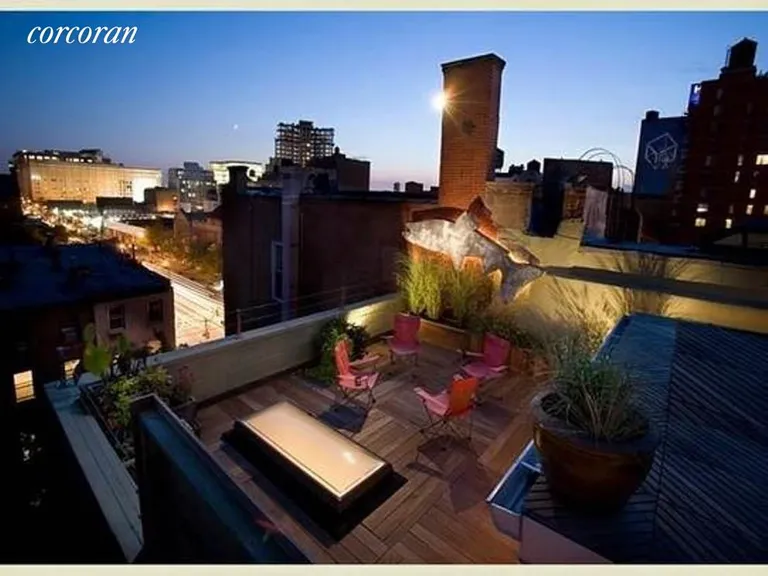 New York City Real Estate | View 468 West 23rd Street, 5R | Views of the Highline from exclusive roof deck! | View 10