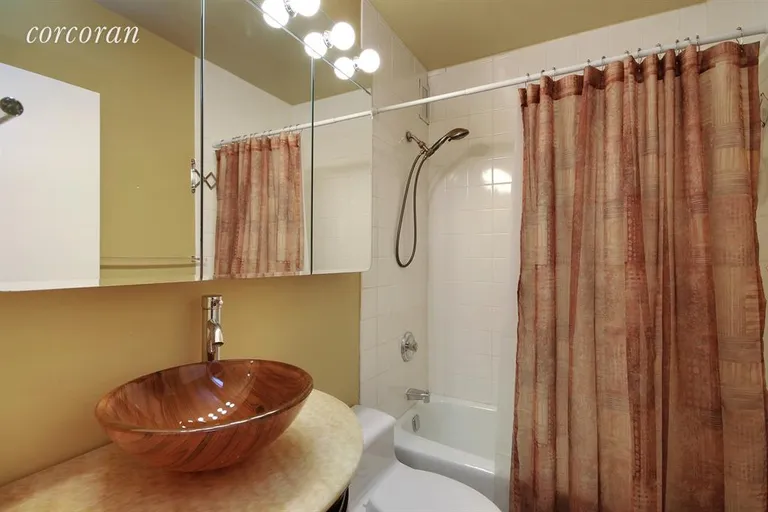 New York City Real Estate | View 2250 Broadway, 3L | Bathroom | View 8