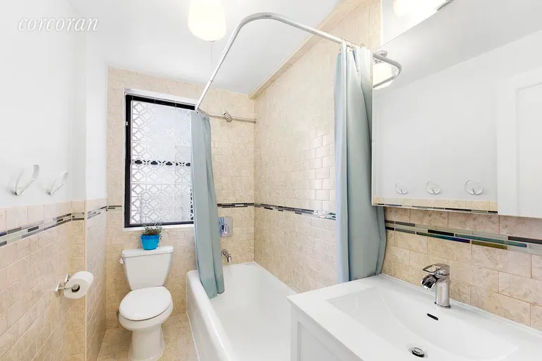 New York City Real Estate | View 175 West 93rd Street, 6F | Windowed Bathroom | View 5