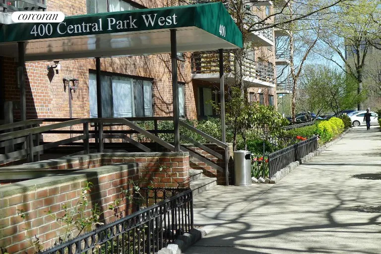 New York City Real Estate | View 400 Central Park West, 7B | Garden-side entry to 400 | View 6