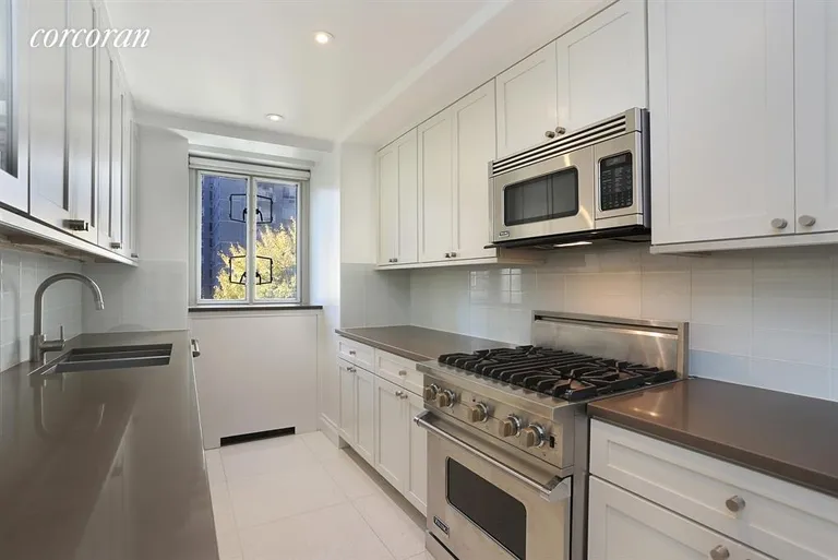 New York City Real Estate | View 200 East 66th Street, D6-01 | Kitchen | View 2