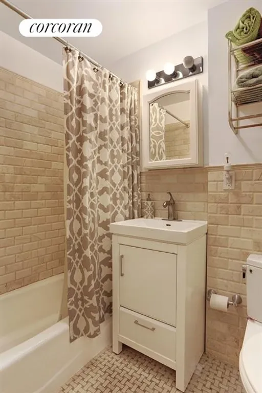 New York City Real Estate | View 30 West 71st Street, 1A | Bathroom | View 4
