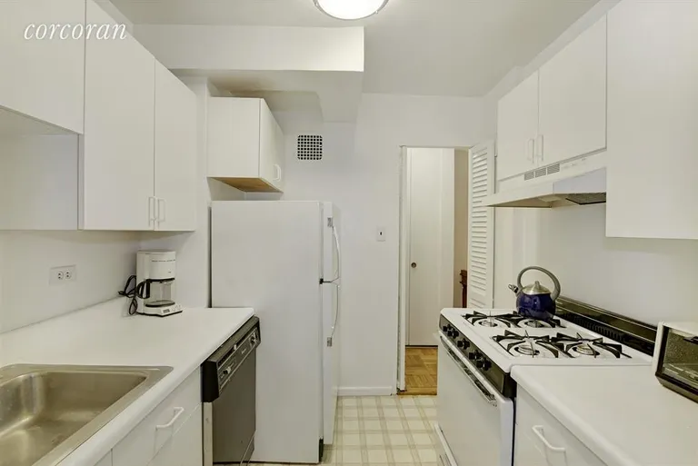 New York City Real Estate | View 201 East 66th Street, 6P | Kitchen | View 4