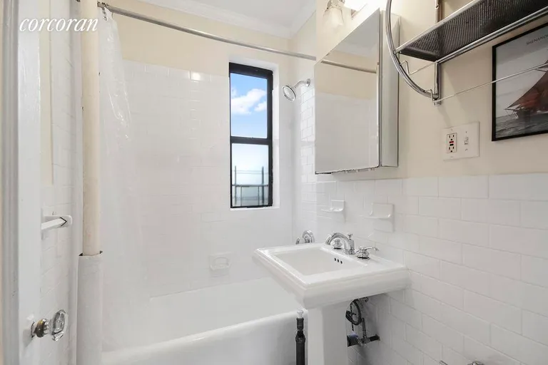 New York City Real Estate | View 222 East 82nd Street, 6G | Bath | View 5