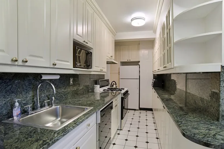 New York City Real Estate | View 1025 Fifth Avenue, 5AS | Kitchen | View 2